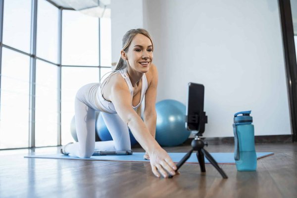 Quelle stratégie de contenu vidéo pour un fabricant de matériel de yoga souhaitant se lancer en ligne ?