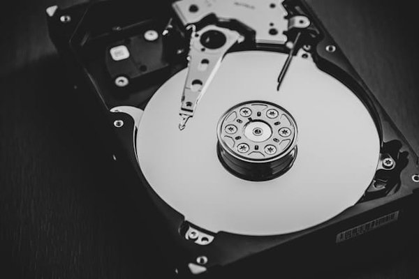 Comment choisir entre un disque dur externe SSD ou HDD pour des backups réguliers?
